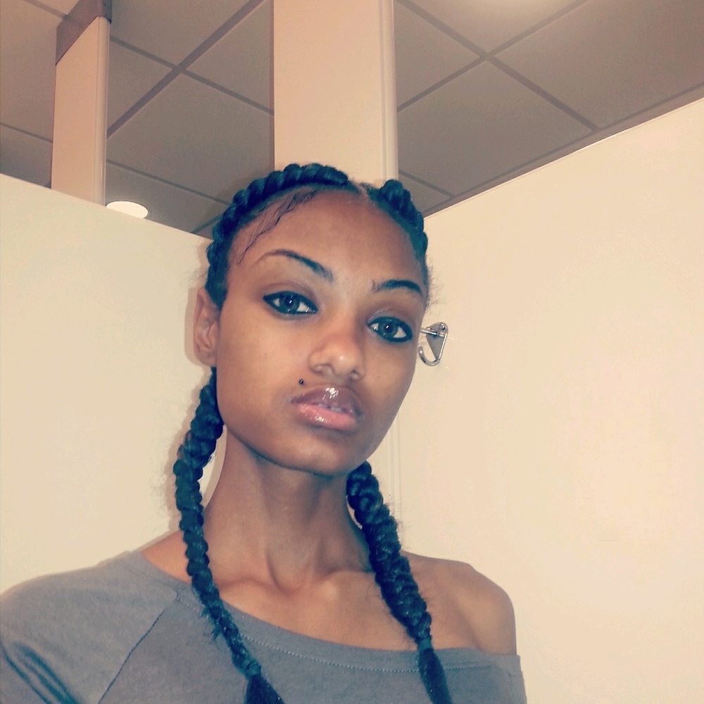 Meet your Posher, Latara